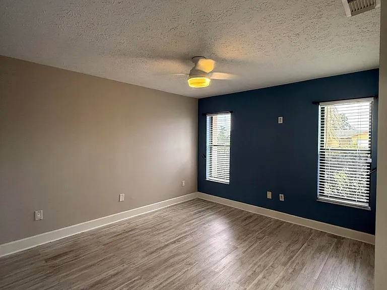 1017 SE Walters Ter — Photo 8