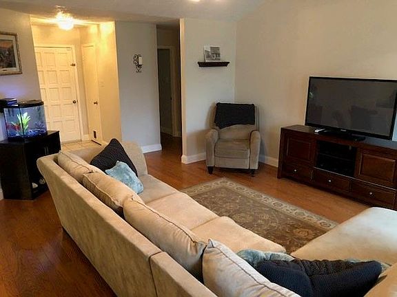 3rd image of 106 Greenshire Dr