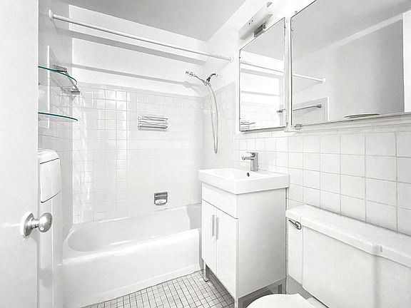 5th image of 330 E 33rd St APT 7D