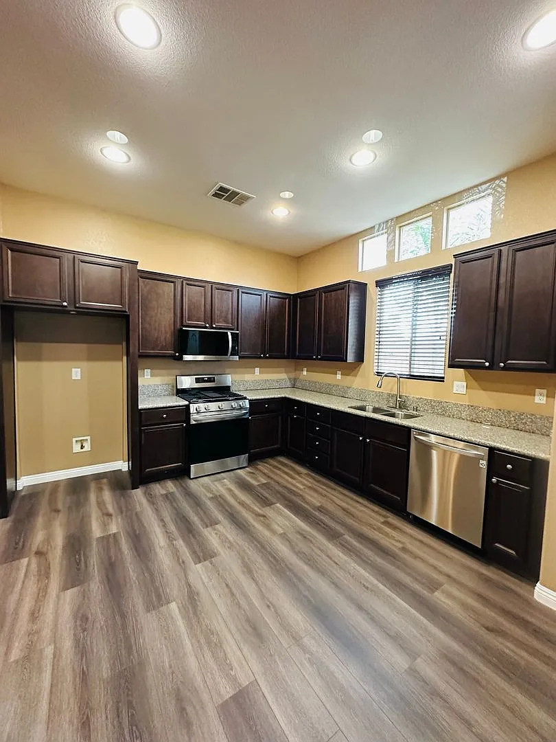Canyon Hills 4 Bedroom Beauty with Stunning Hillside Views — Photo 4