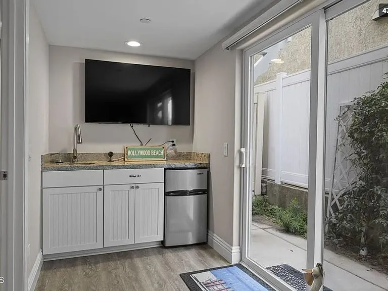 104 La Brea St — Photo 17