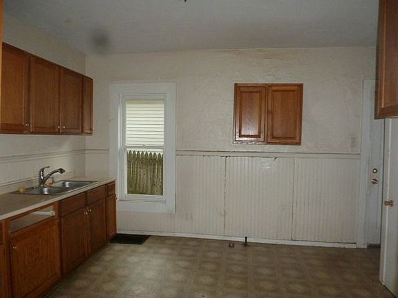 3rd image of 1516 E Cass St
