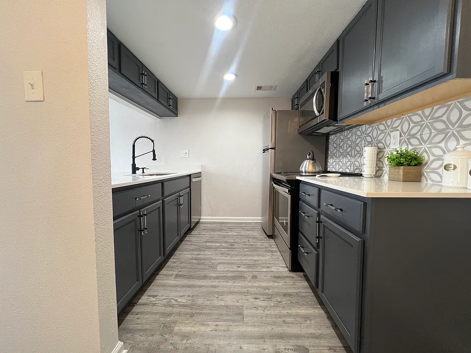 RENOVATED 1 BED 1 BATH