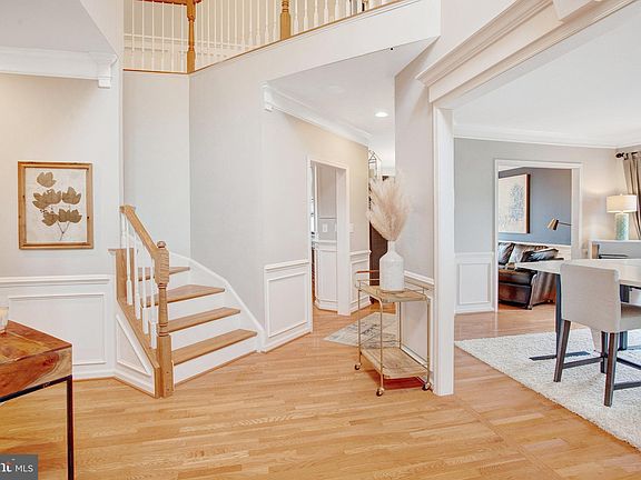 5th image of 15 Saint Charles Ct