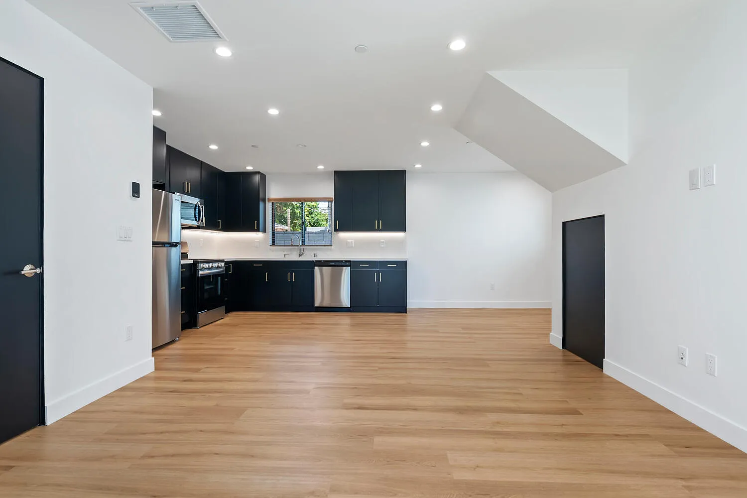 3 bed, 2.5 bath, 1041 sqft, $3,500 — Photo 3