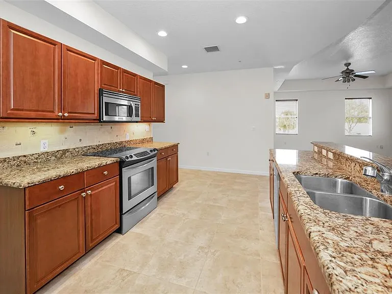 606 Wells Ct #202 — Photo 5