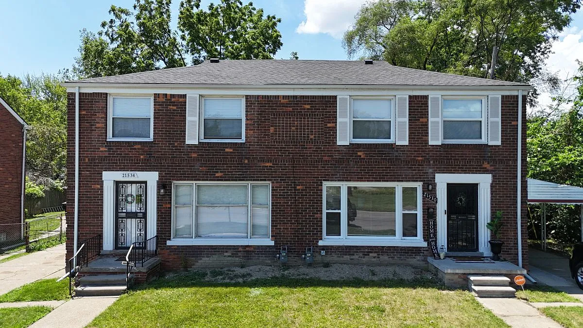 3 bed, 1.5 bath, 1232 sqft, $1,600 — Photo 1