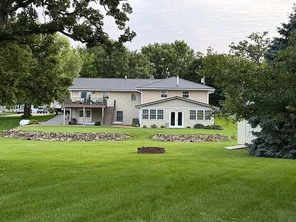 1825 Pineo Grove Ln, Princeton, IA 52768