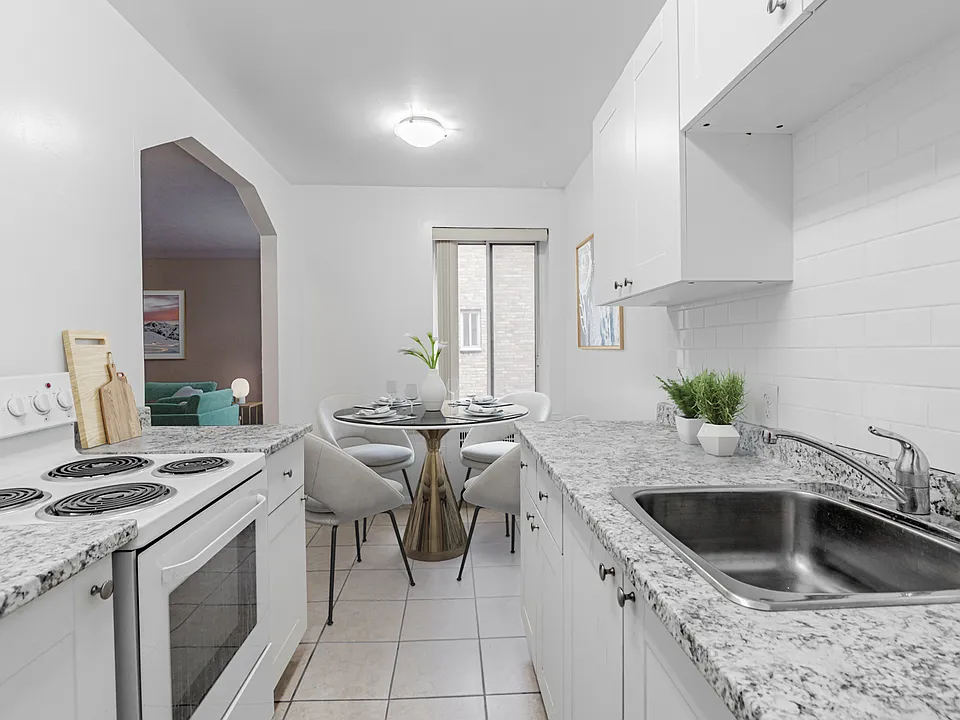 725 Eglinton Ave W