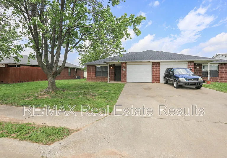 2219 W Roselawn St — Photo 3