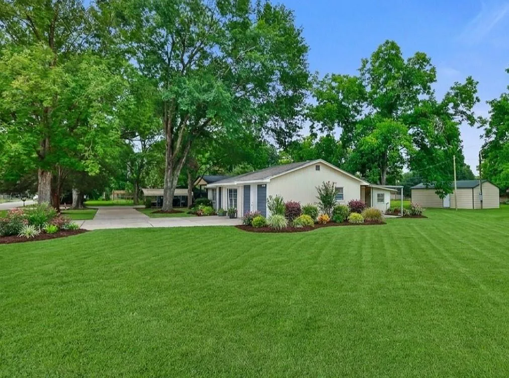 2 bed, 1.5 bath, 2004 sqft, $2,000 — Photo 2