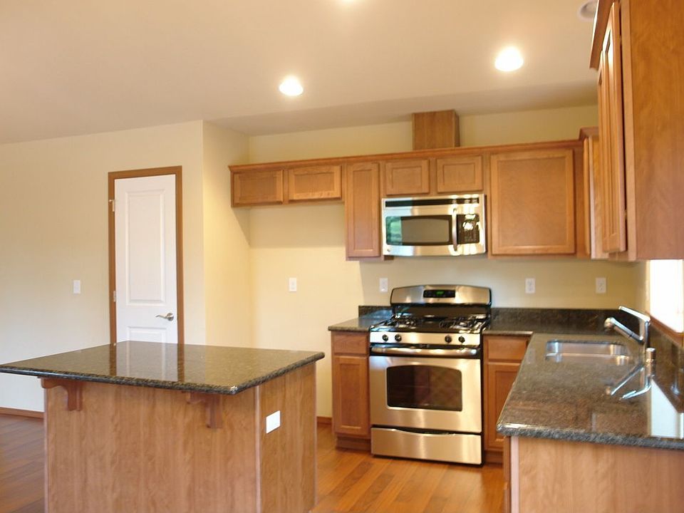 Kitchen w/ Granite Counters