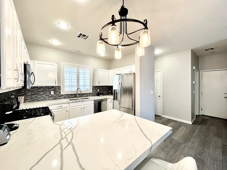 2607 Heathrow St — Photo 3
