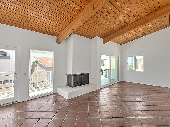4th image of 310 Bayview Dr