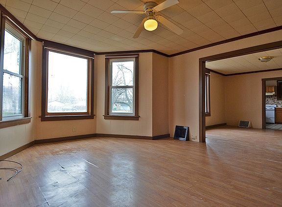 3rd image of 713 E Kent St