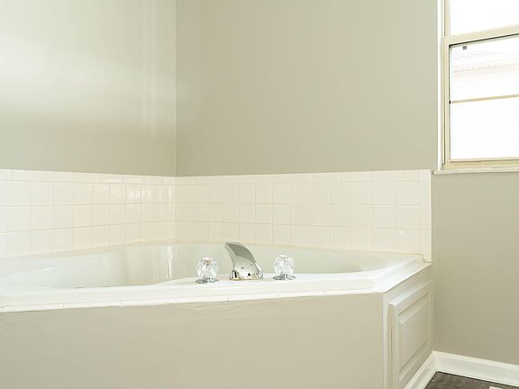 5th image of 2306 Conners Creek Cir