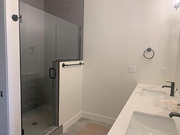 5th image of 2454 Park Vista St #B