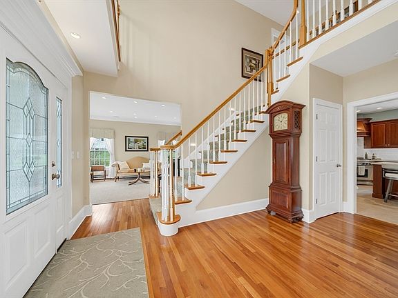 4th image of 215 Lexington Rd