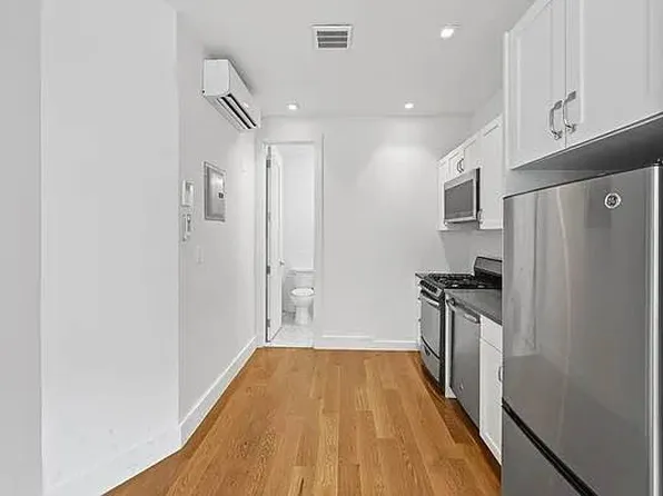 1501 Dekalb Avenue image 3 of 13