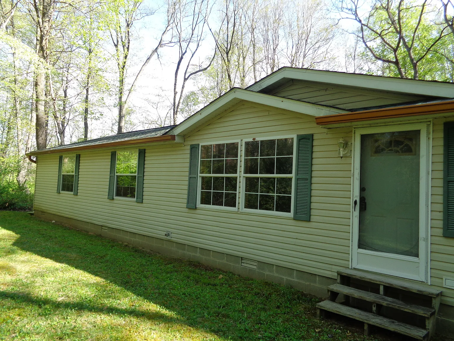 8062 E Lake Shore Dr photo 1
