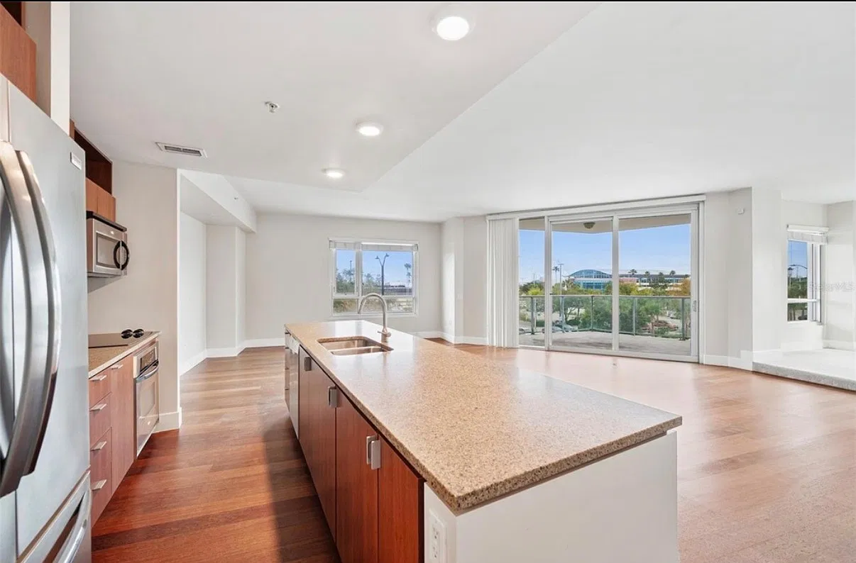 912 Channelside Dr — Photo 3