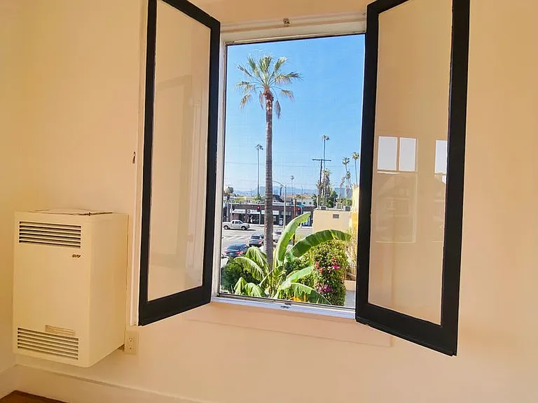 1672 S Harvard Blvd — Photo 22