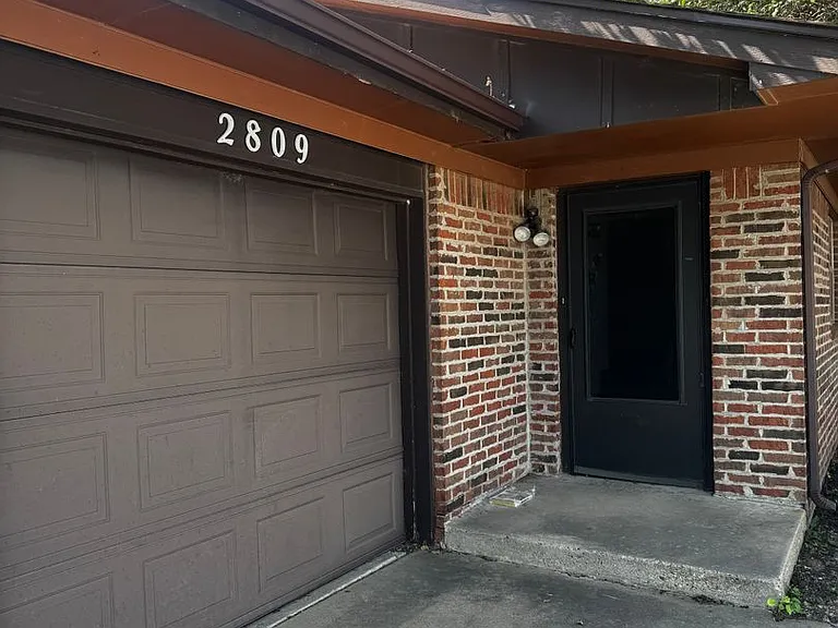 2809 Lawton Dr — Photo 2