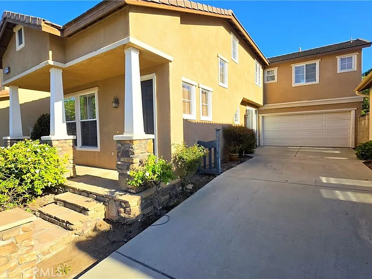 324 Lydia Ln — Photo 2