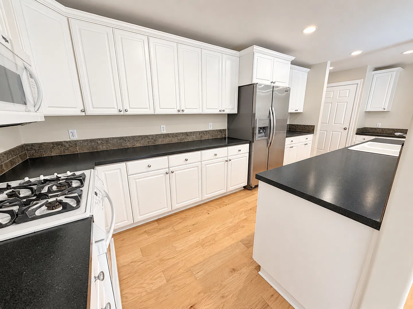 Spacious 4-Bedroom Home with 4-Car Garage & RV/Boat! — Photo 4