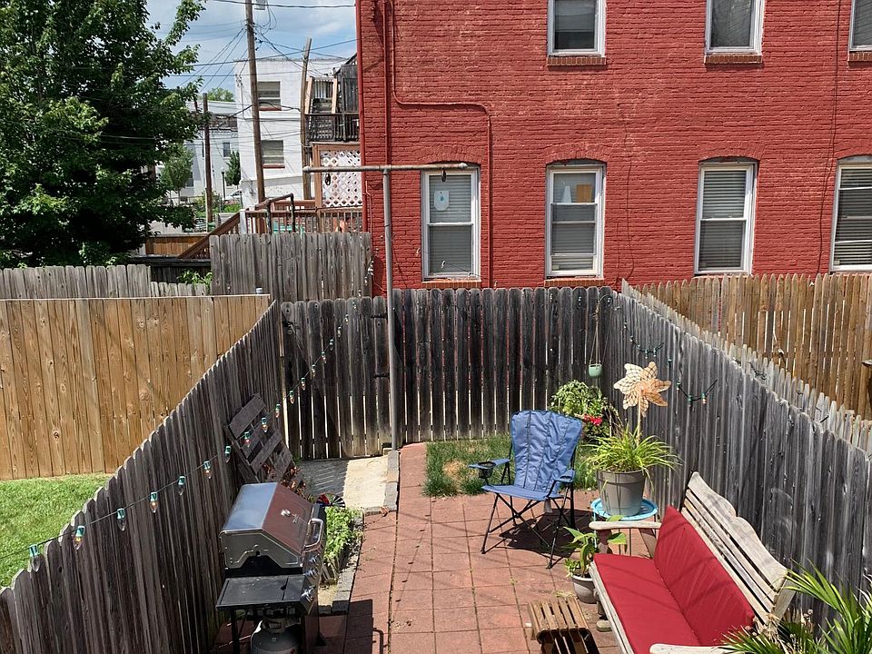 Back courtyard (grill included)