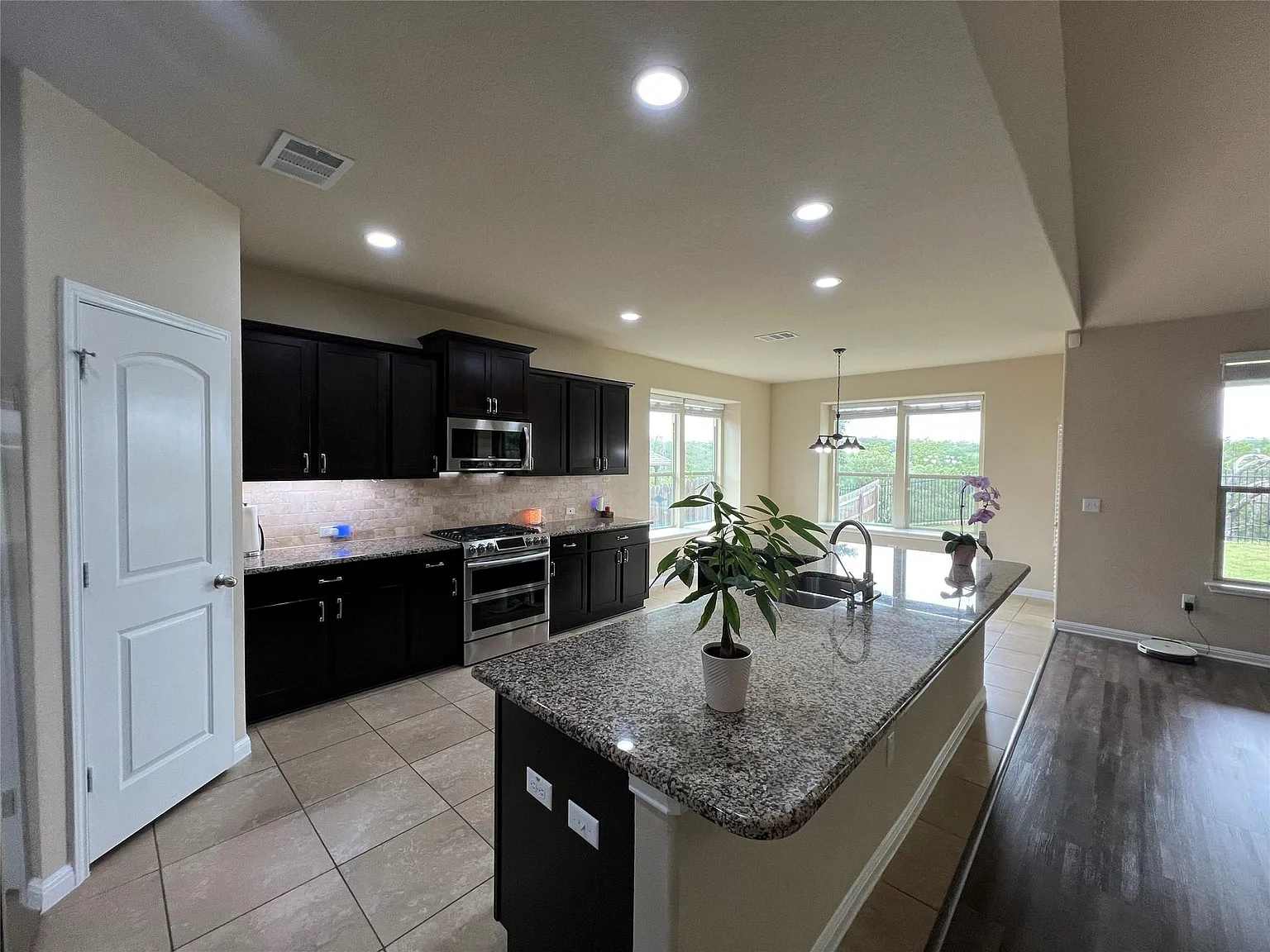 4 bed, 3.5 bath, 3163 sqft, $2,950 — Photo 3