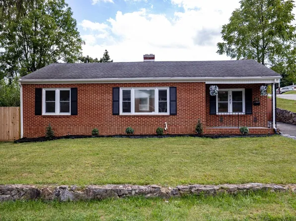 727 Cherry Hill Dr, Staunton, VA 24401