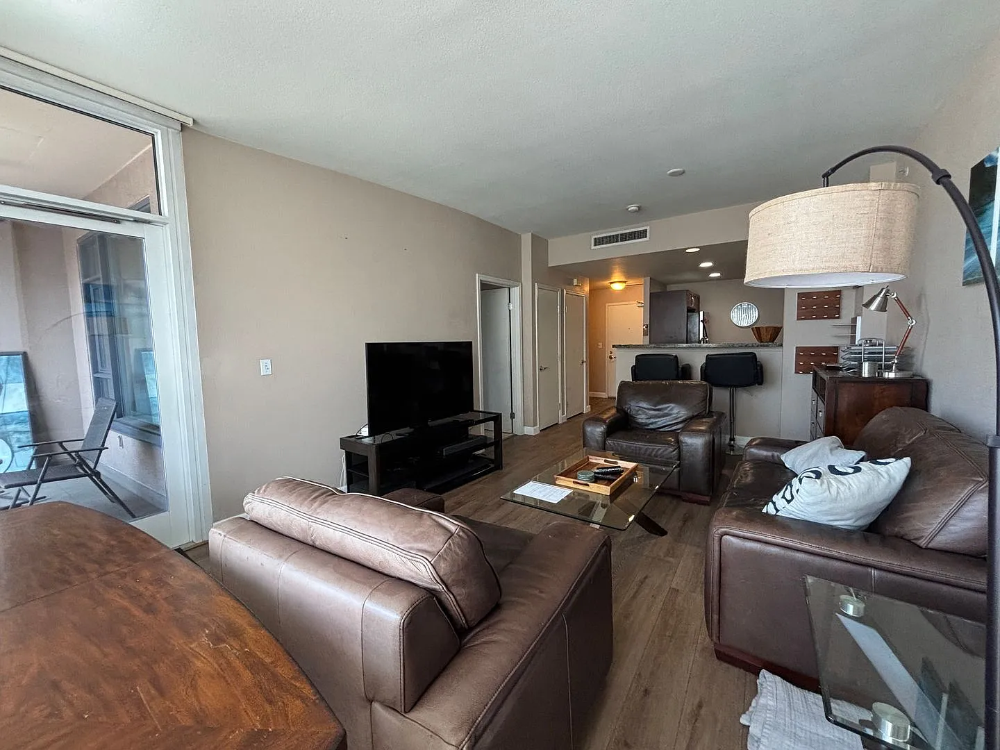 Modern Downtown Condo with Balcony, Pool, and Reserved Parking — Photo 4