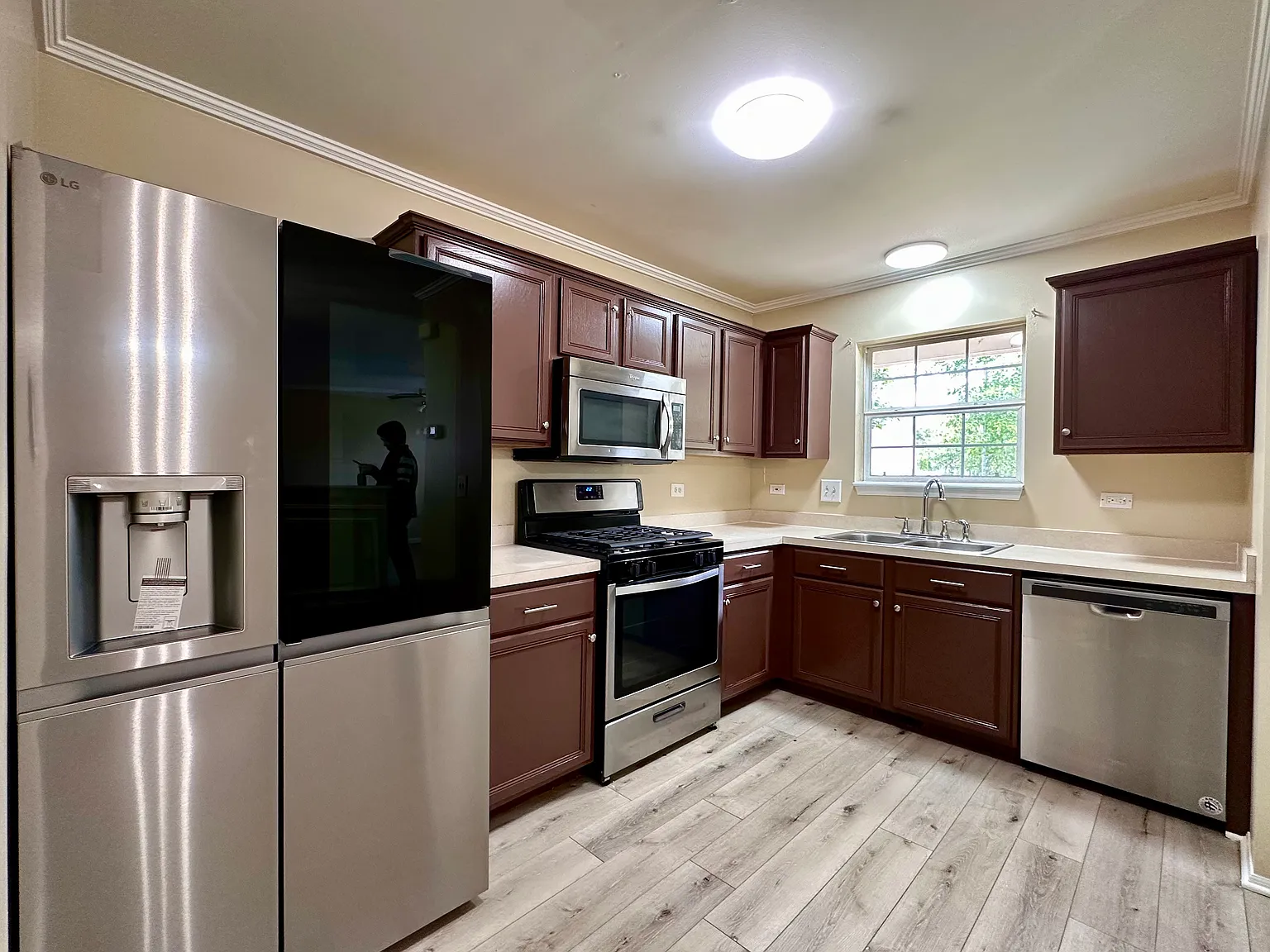 3 bed, 1.5 bath, 1400 sqft, $2,500 — Photo 2