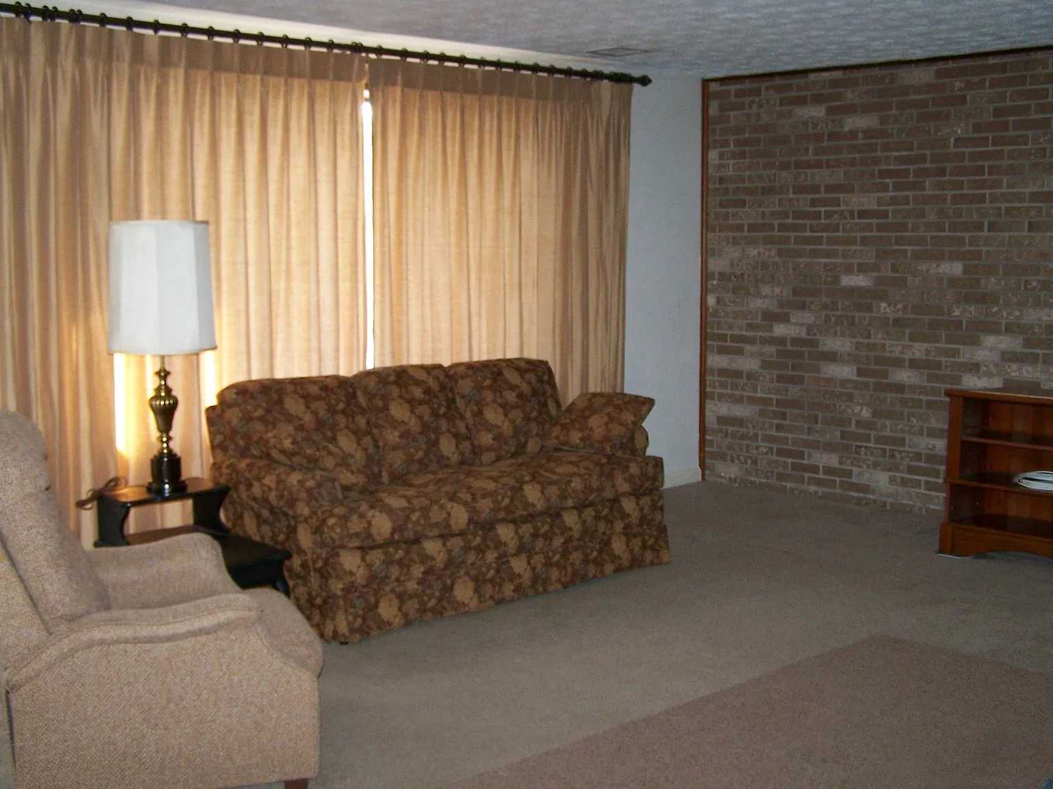 3 bed, 1.5 bath, 2042 sqft, $1,600 — Photo 4