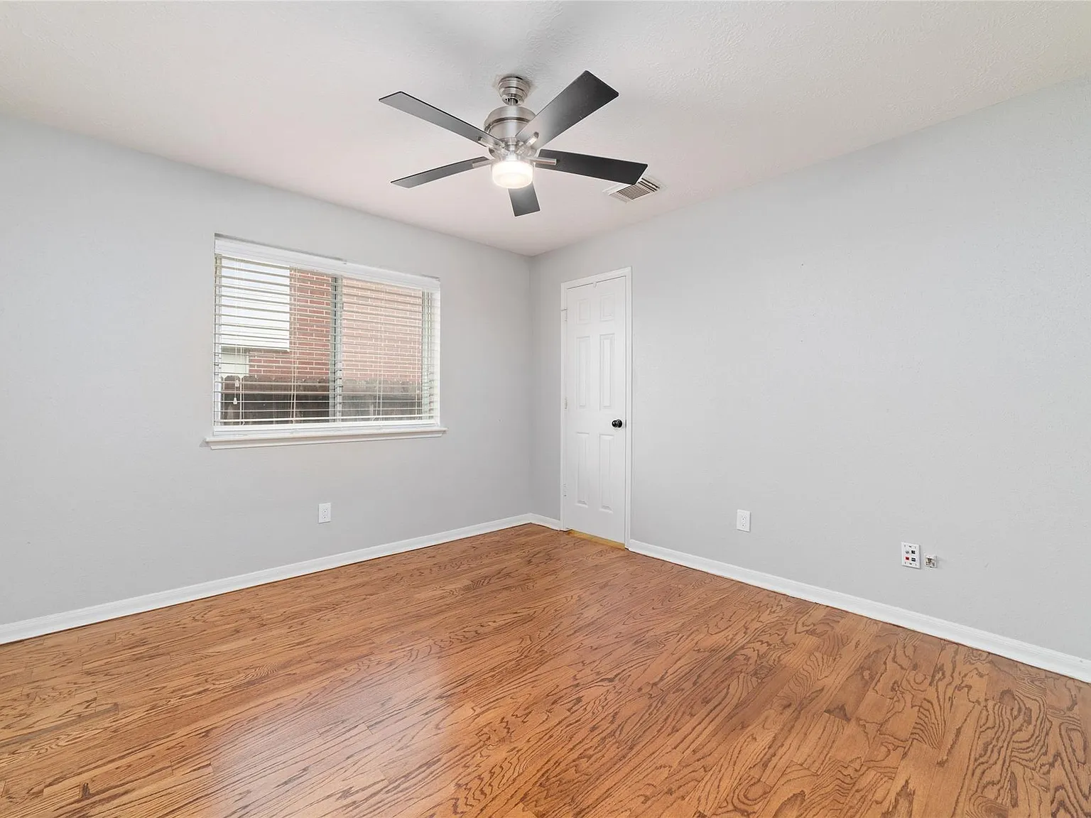 4 bed, 2.0 bath, 2164 sqft, $2,200 — Photo 3