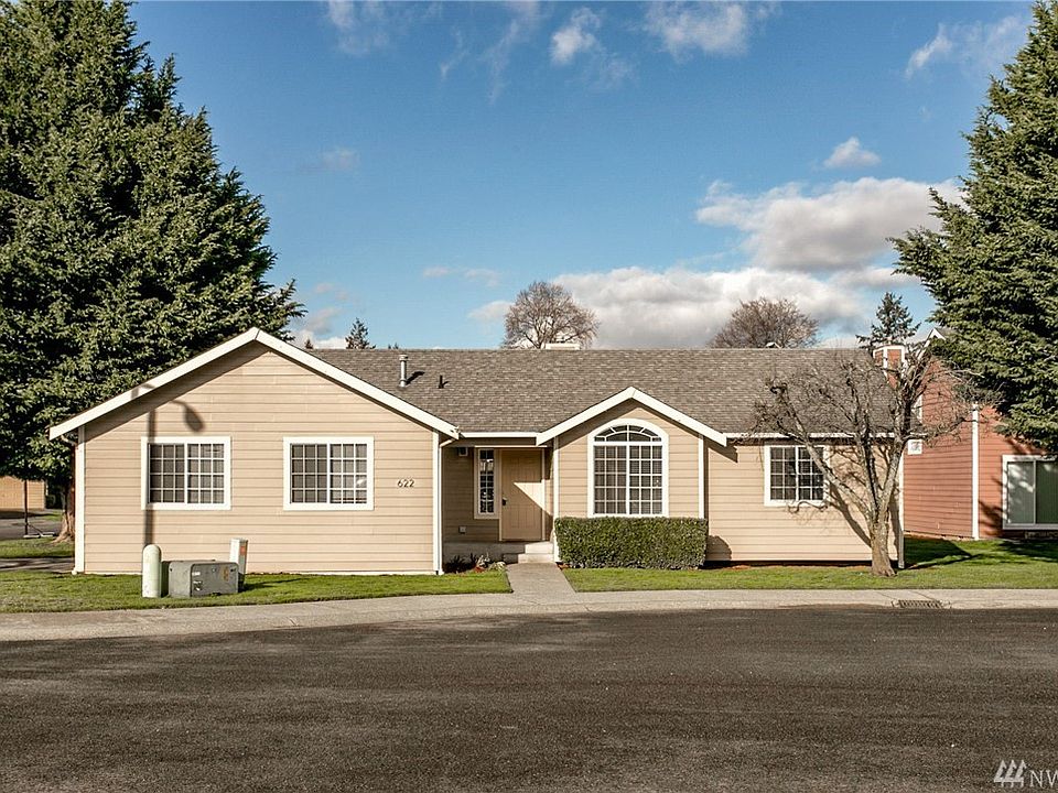 Updated rambler sits on the corner of this quiet culdesac in convenient Kent location. 