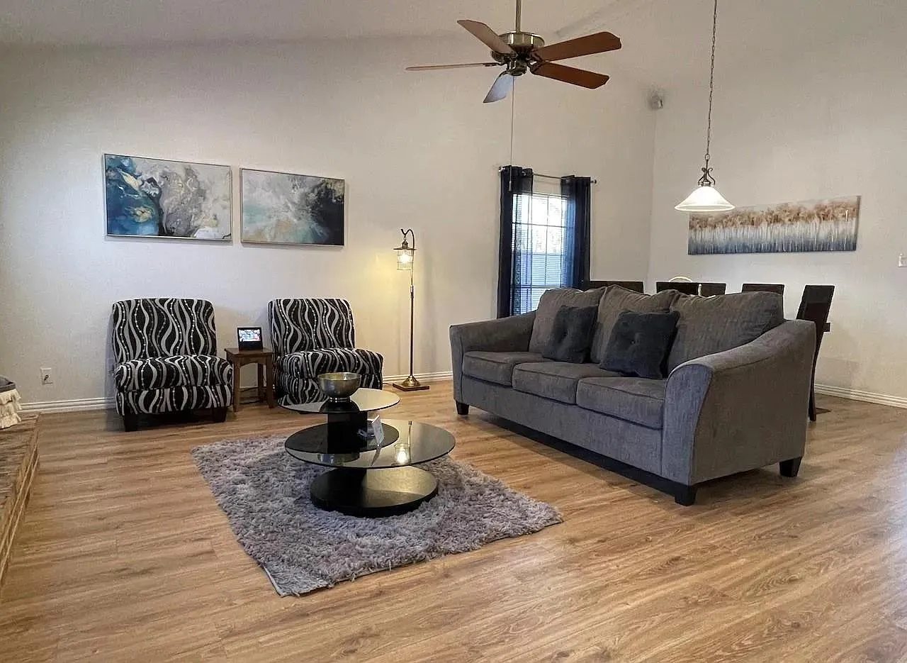 4333 Ireland Dr — Photo 2