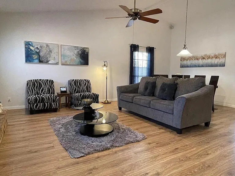 4333 Ireland Dr — Photo 2