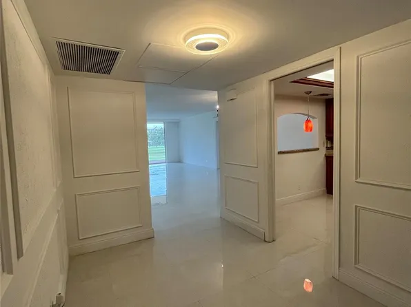 565 Oaks Lane #206, Pompano Beach, FL 33069