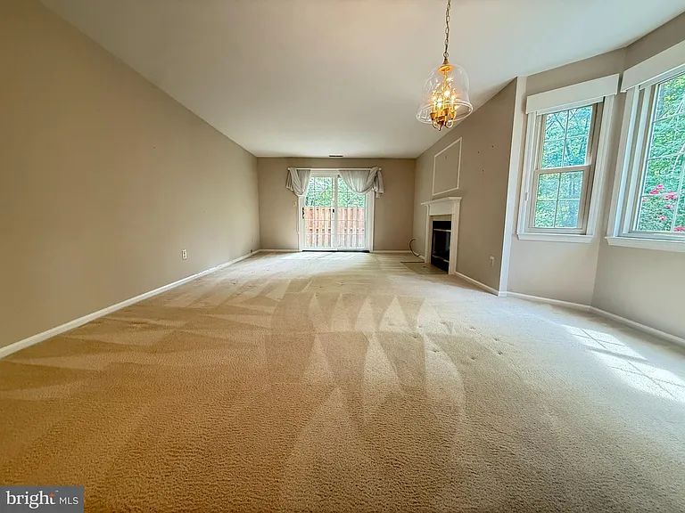 3705 Waltham Ct — Photo 5