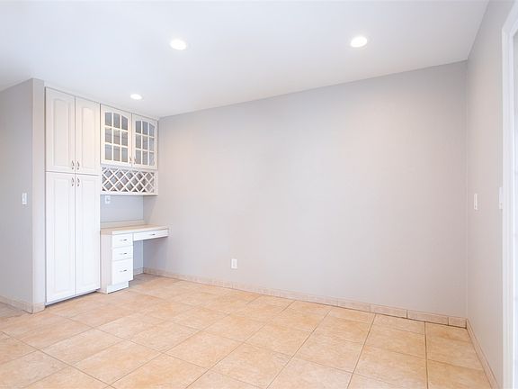 No kidding! A large and spacious kitchen nook too and built in desk with drawers, how much better does it get?