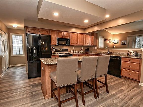 5th image of 220 Crimson Dr