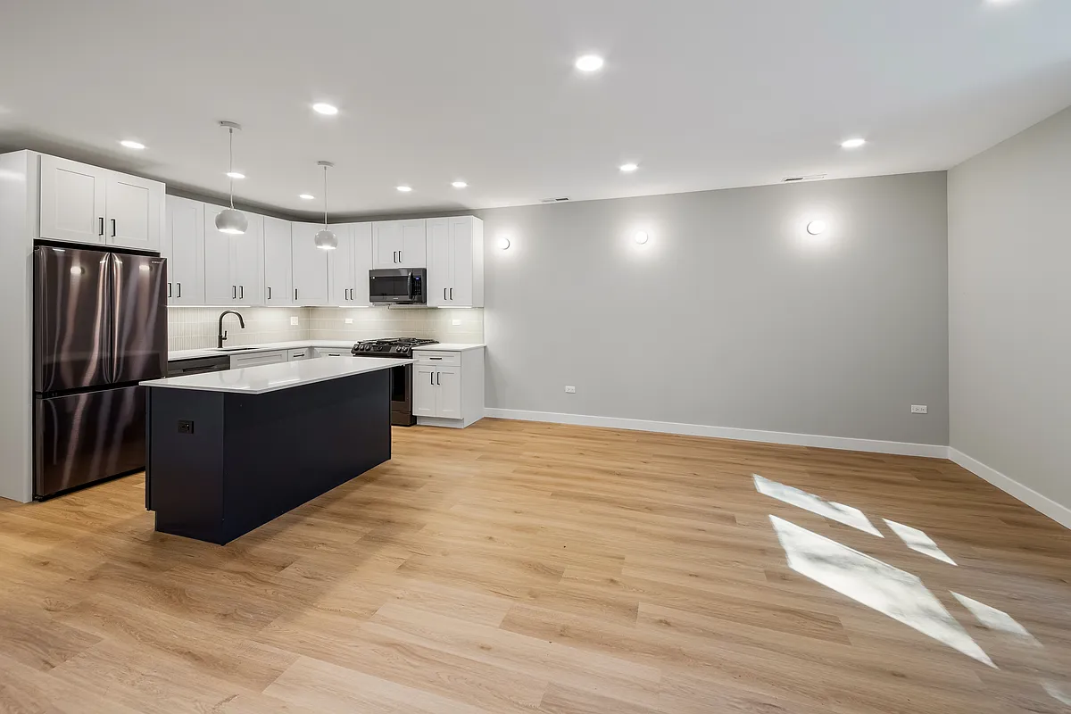 Building Photo - 2636 N Wilton Ave #1