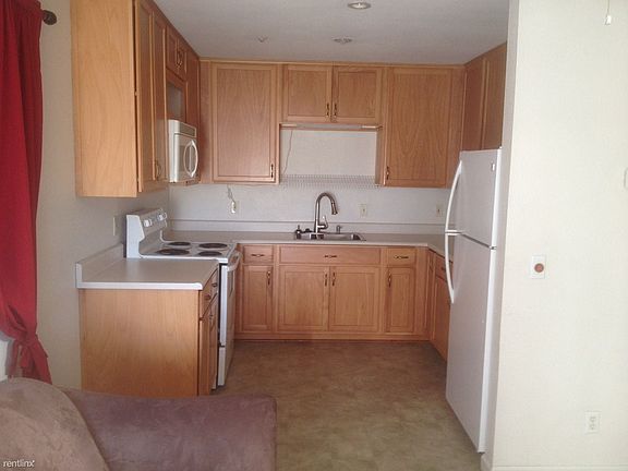 2nd image of 142 1/2 Elliot St