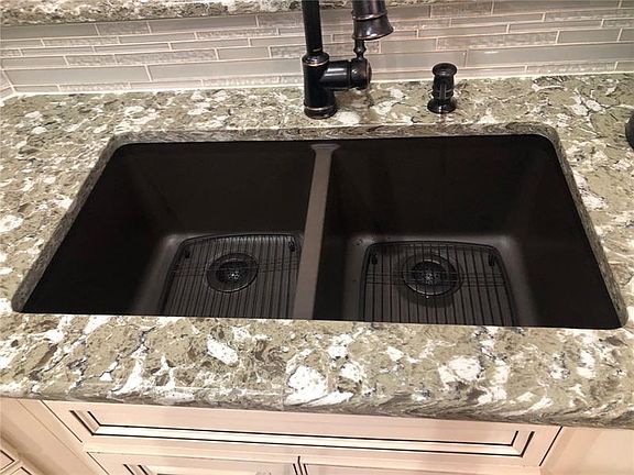 3rd image of 5120 Highbury Cir