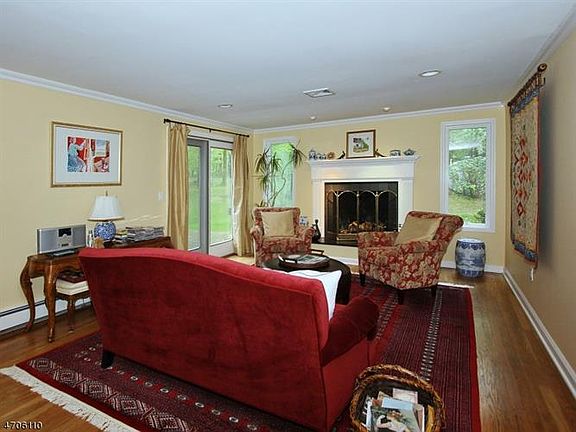 5th image of 4 Hamilton Dr E