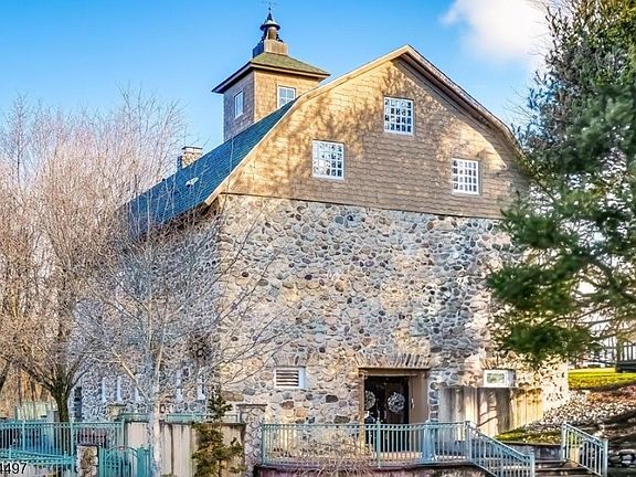 4th image of 1023 Castle Rd