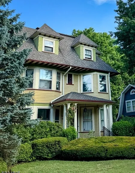 110 Montclair Ave — Photo 2
