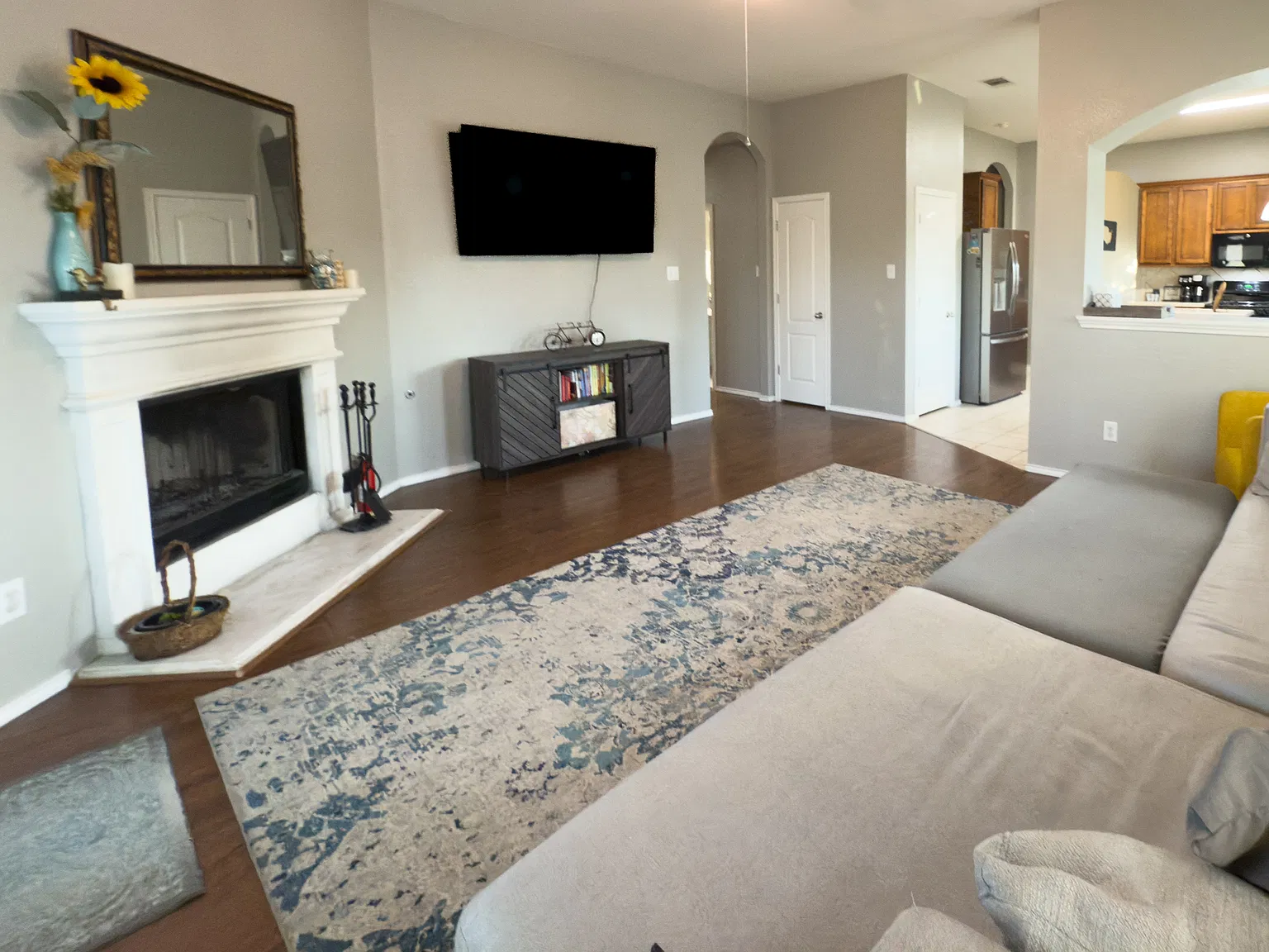 4 bed, 1960 sqft, $2,200 — Photo 2